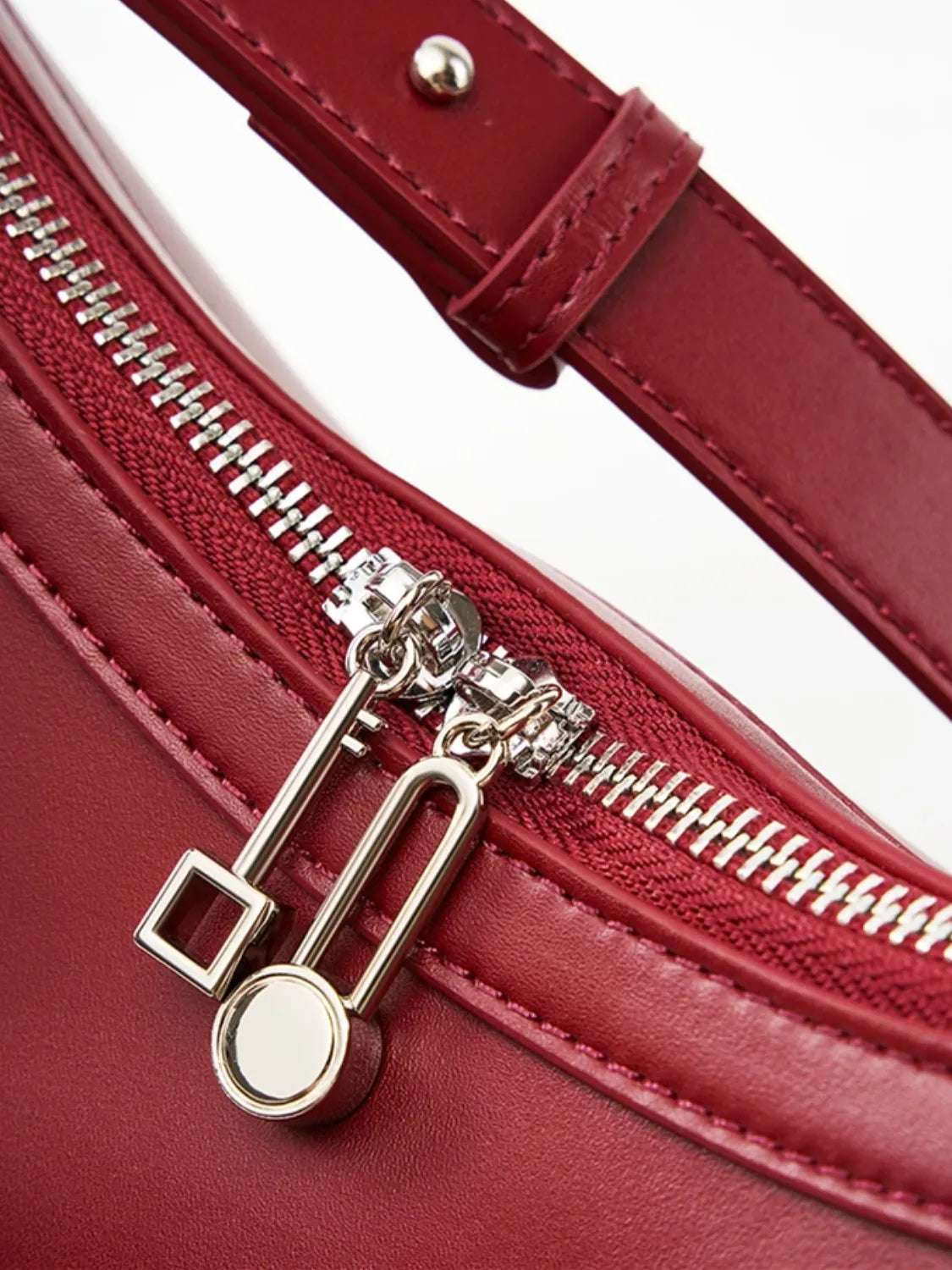 Bolsa Feminina de Ombro Meia Lua em Couro com Alça Ajustável - Camille